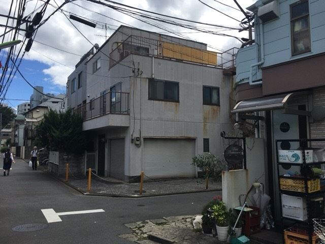 東京都世田谷区太子堂の 鉄骨造3階建て解体工事前の様子です。
